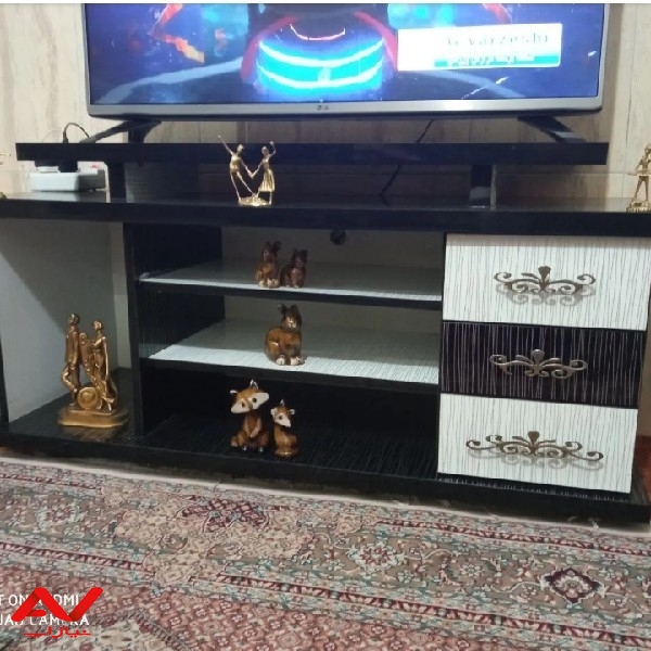میز تلویزیون در حد نو بدون هیچ ایراد وخط وخش