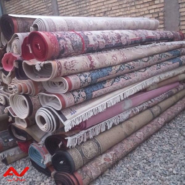 کارگر ساده قالیشویی جهت حمل و نقل فرش در سرویس