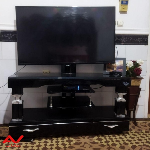 میزتلویزیون شیشه ای