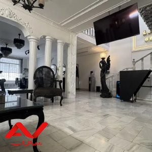 نیروی خدمات خانم در سالن زیبایی
