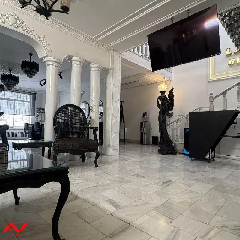 نیروی خدمات خانم در سالن زیبایی